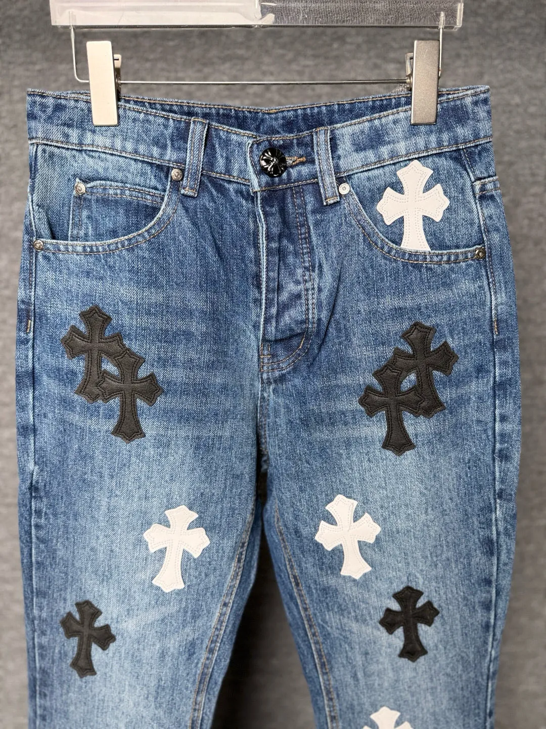 P270 💰 (Top version) Chrome Hearts blue pants, black and white multi-leather jeans, multi-leather standard workwear jeans, ch jeans, all need to be washed and then disassembled and hand-stitched with sheepskin cross leather and then spliced to complete. The whole process is too many to explain. About Chrome Hearts This is an extremely luxurious fashion brand that can also be called the aristocrat of the high street. It has always been an exclusive brand for some hipsters or the rich second generation. Compared with ordinary high streets, it is more luxurious and noble. Compared with luxury brands, it has a more fashionable personality. It has always been a brand that I have a special liking for. Color: blue Size: 28-30-32-34-36 (corresponding to S-M-L-XL-XXL)